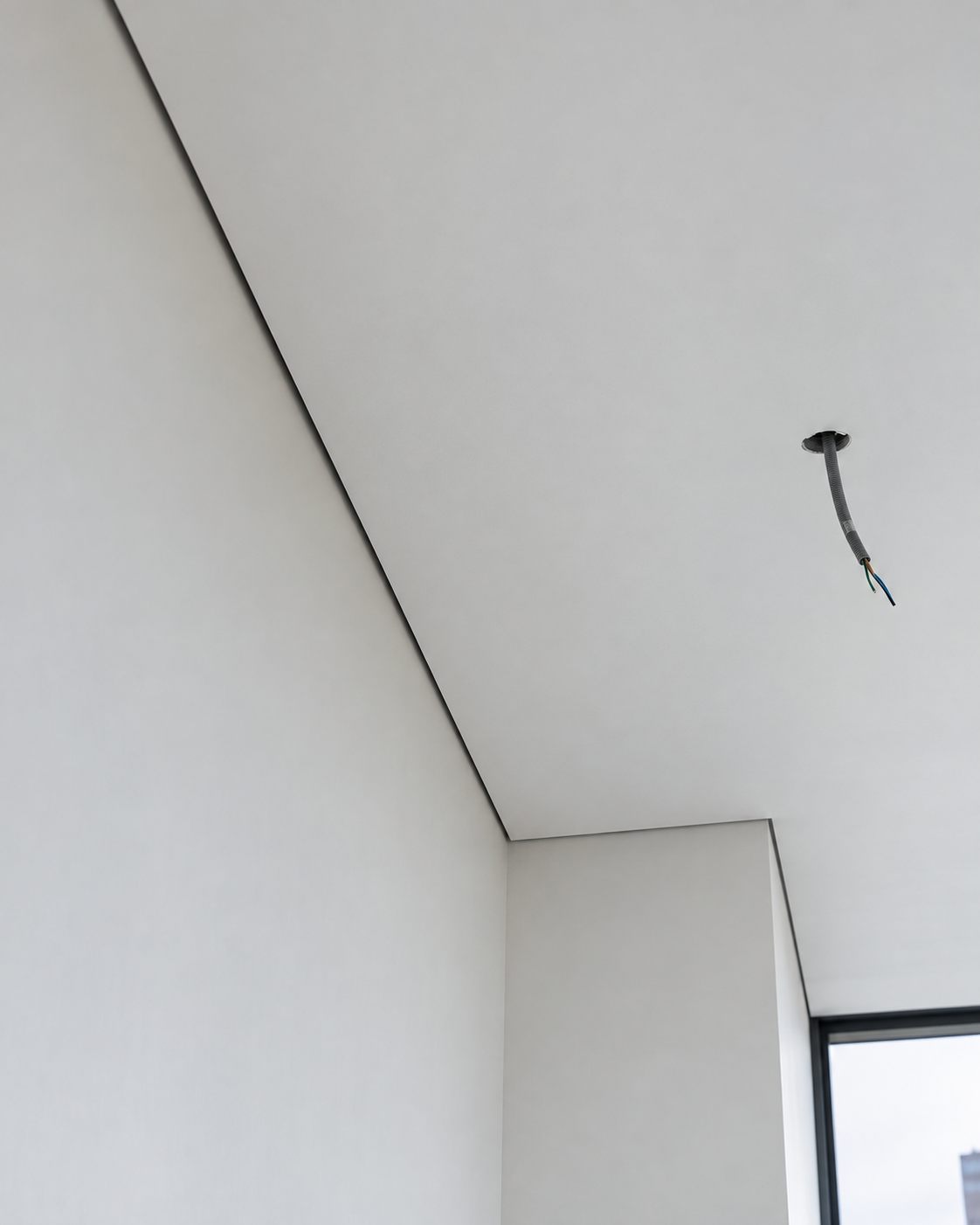 Cielo en drywall con juntas invisibles y remate limpio contra el muro.