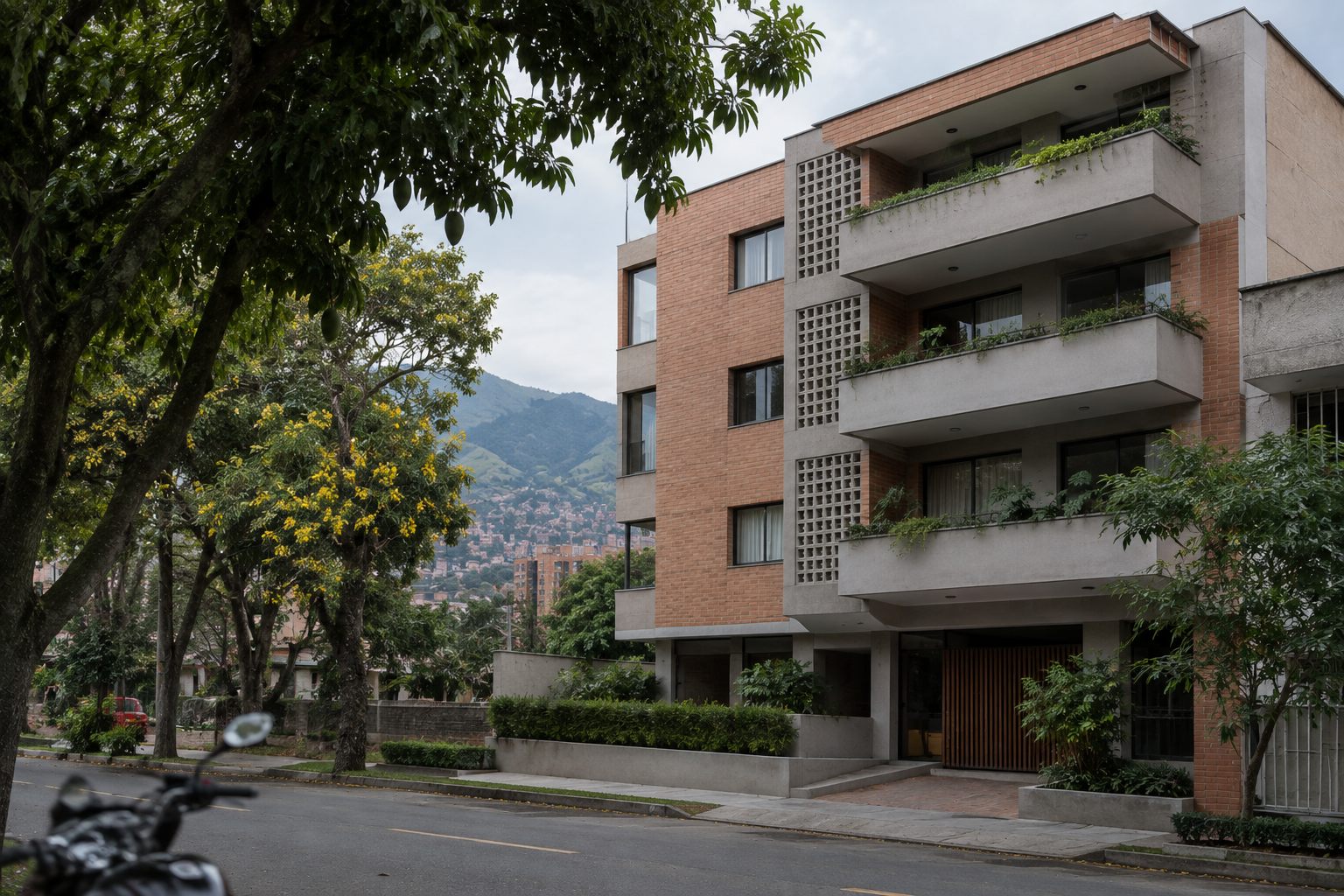 Fachada de edificio residencial de cuatro pisos en ladrillo a la vista y concreto, con balcones corridos y celosía calada.