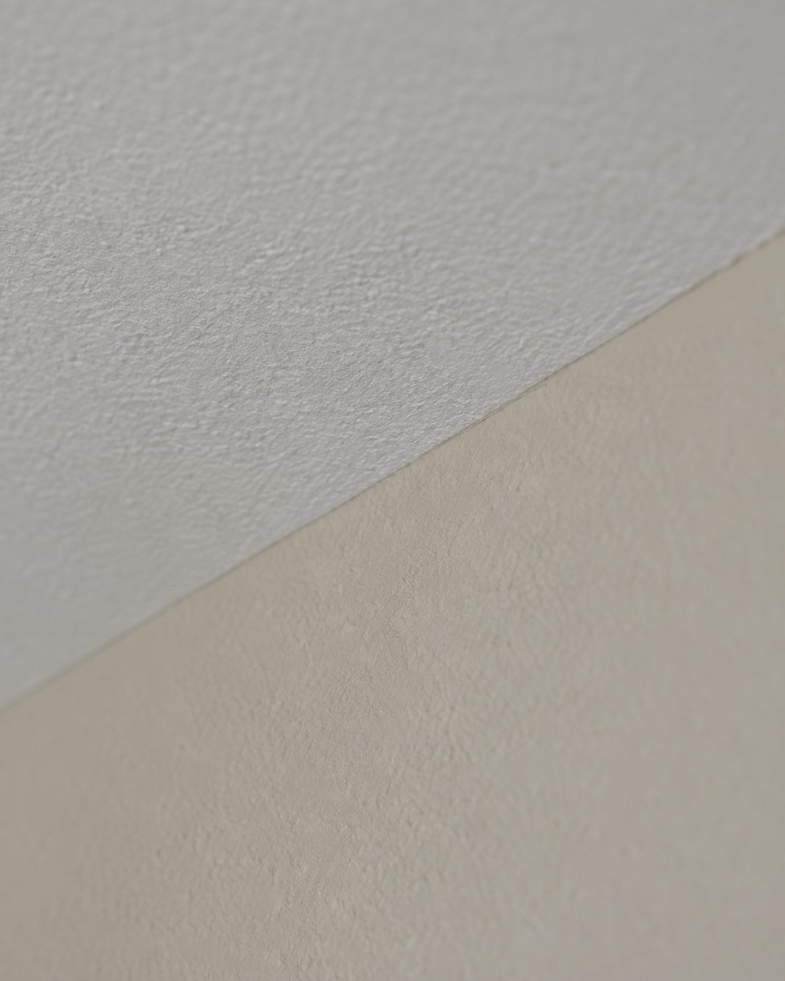 Línea de corte entre cielo y muro, con el filo recto y el cambio de textura limpio, sin retoques sobrepuestos.